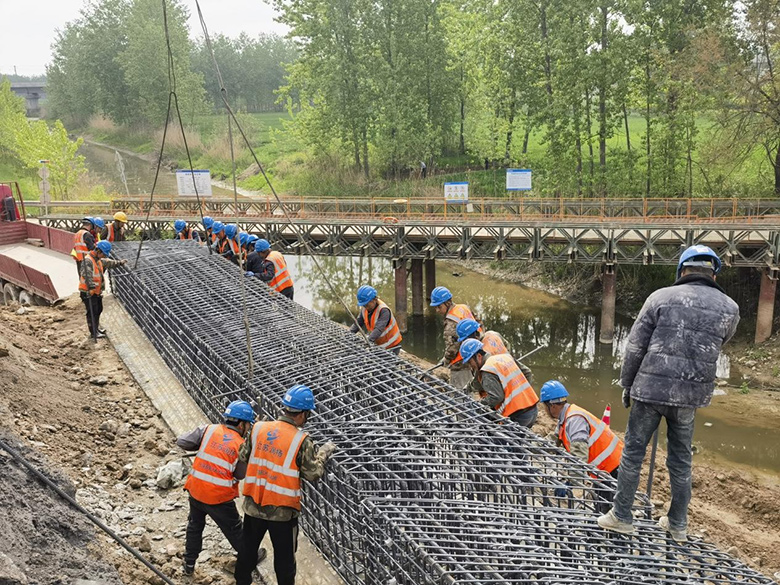 致敬劳动者 | 建设者们奋战在一线