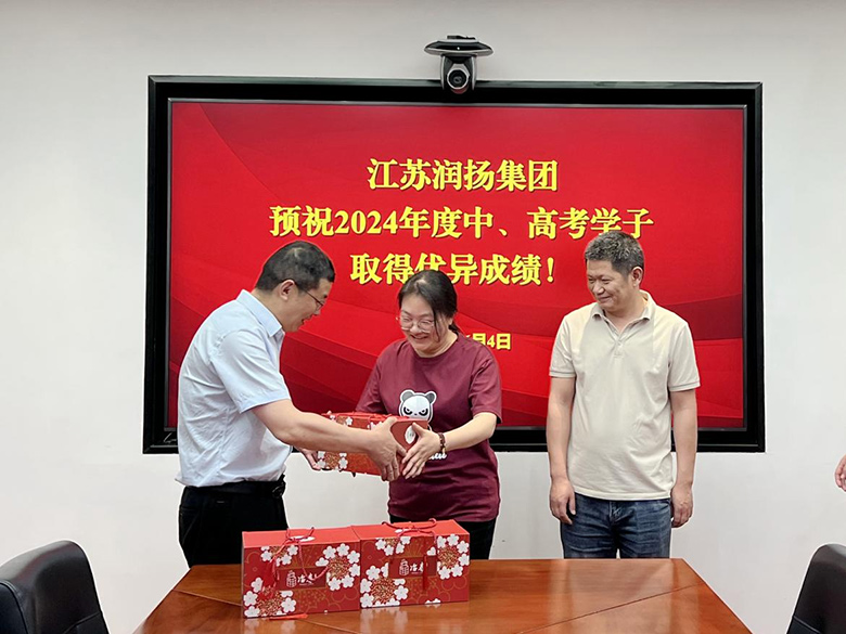 浓浓慰问送关怀 心系学子寄真情