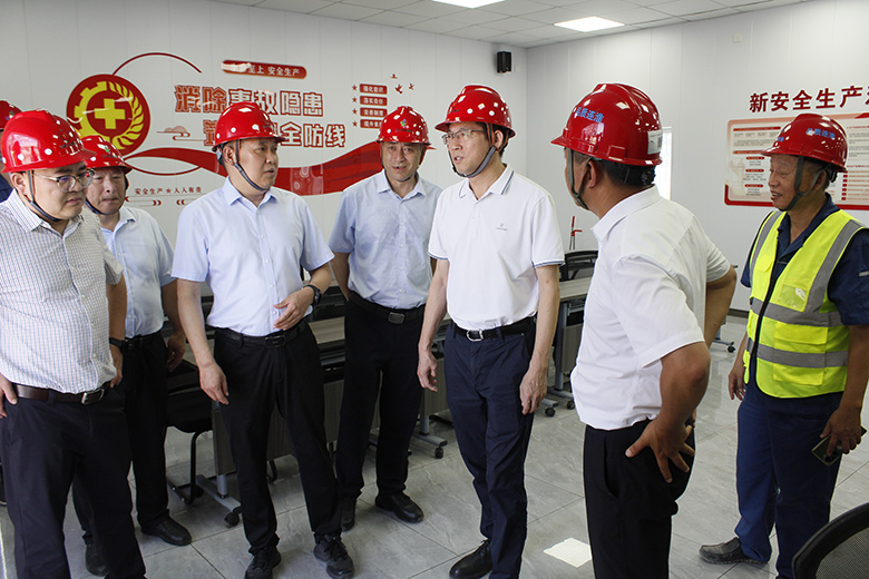 交通产业集团领导赴长深高速淮安2标开展安全生产检查暨高温慰问活动